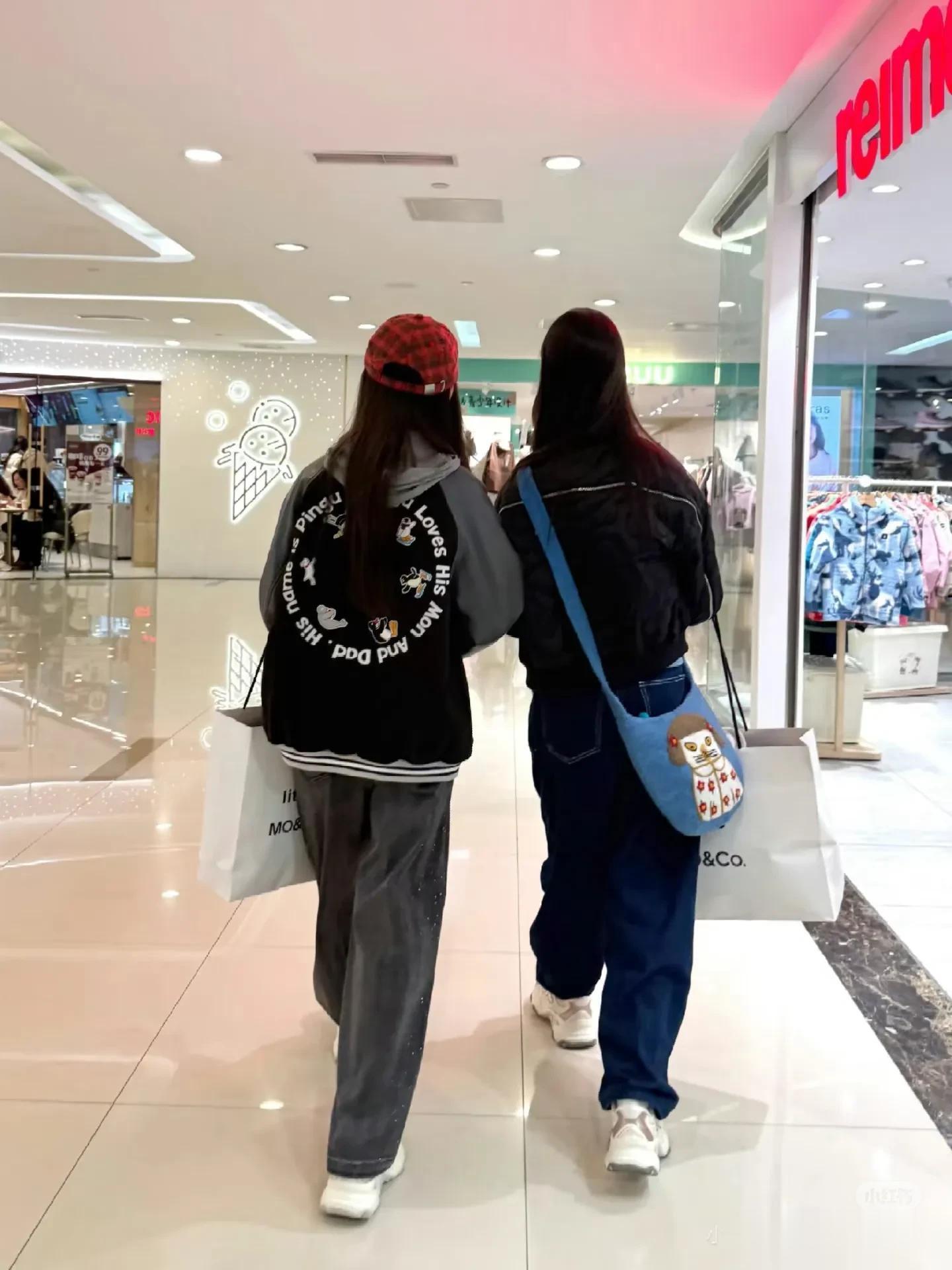 赵子琪带两个女儿逛街！长得都像爸爸路金波，母女三人像闺蜜一样