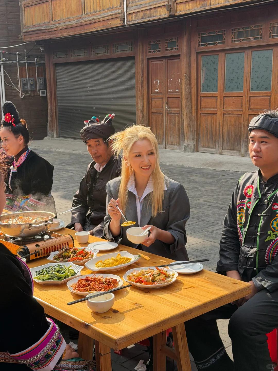 何洁回贵州过节!丝袜起褶被嘲土气,P图翻车双腿粗细不同真尴尬