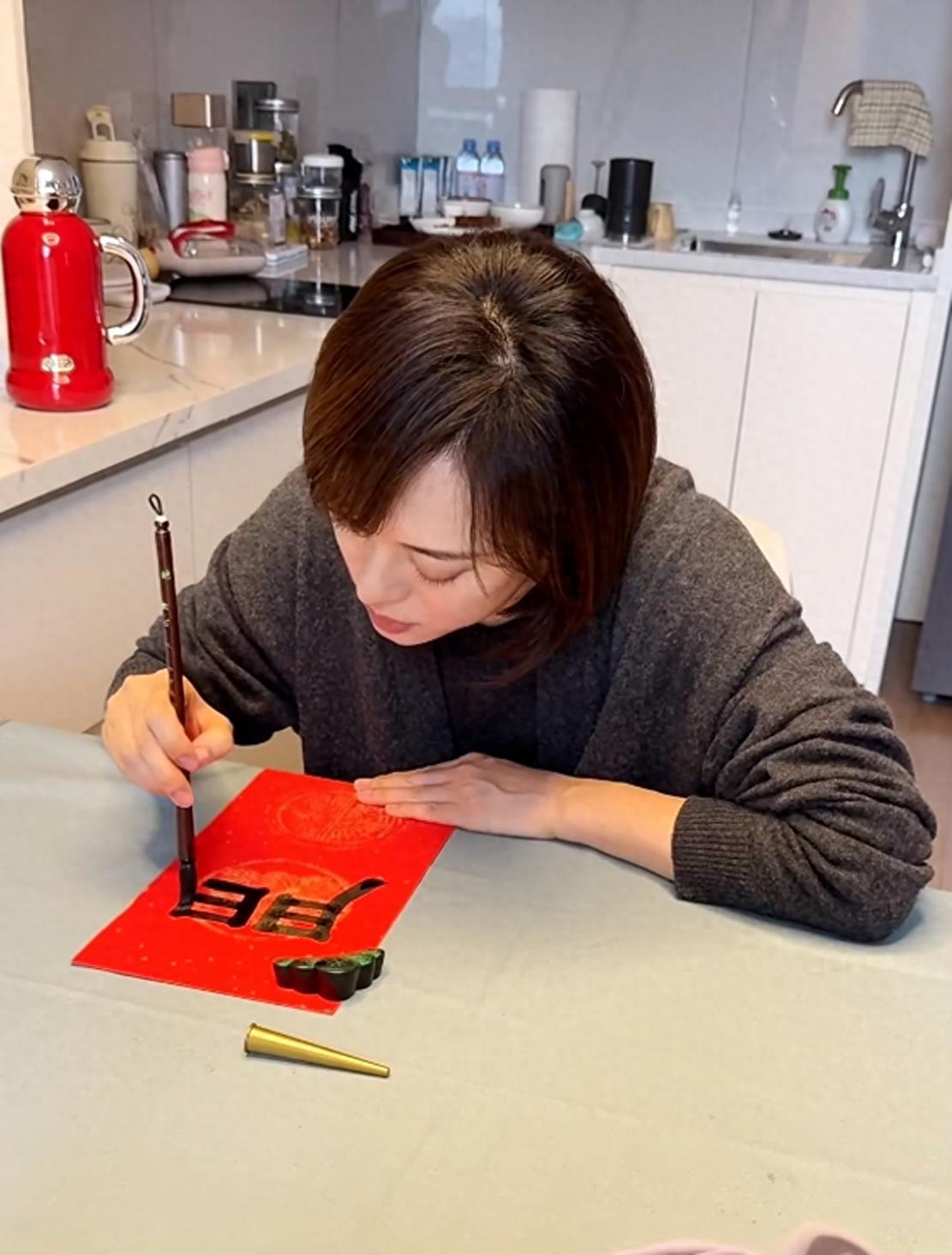 孙俪母女手写春联，小花字写得很有生命感，被夸今后绝对远超妈妈