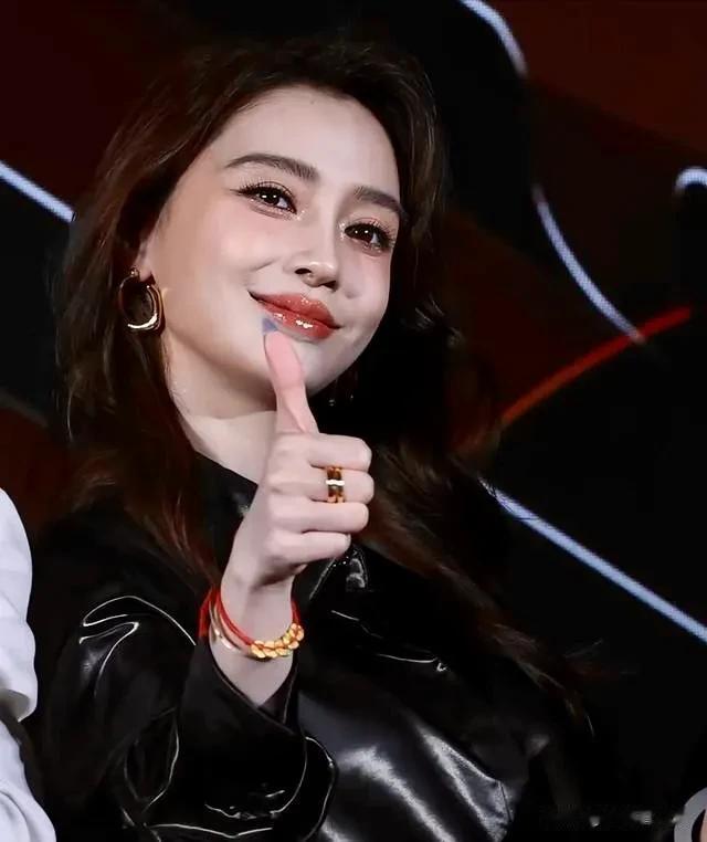 36岁杨颖出席高端晚宴，打扮精致怼脸照美到爆！重返内娱指日可待