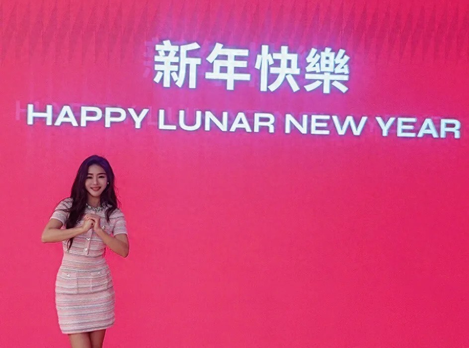 邓家佳翻车!2026年唯一公开发“LNY”的中国明星,评论区沦陷!