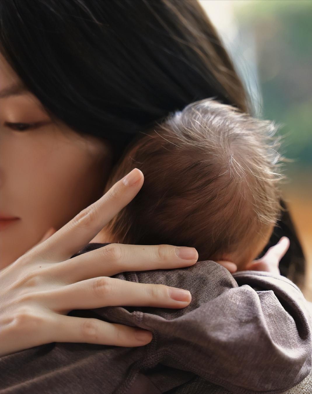 人前光鲜人后心酸,何穗自曝月子后做2次手术,给女人们提了个醒