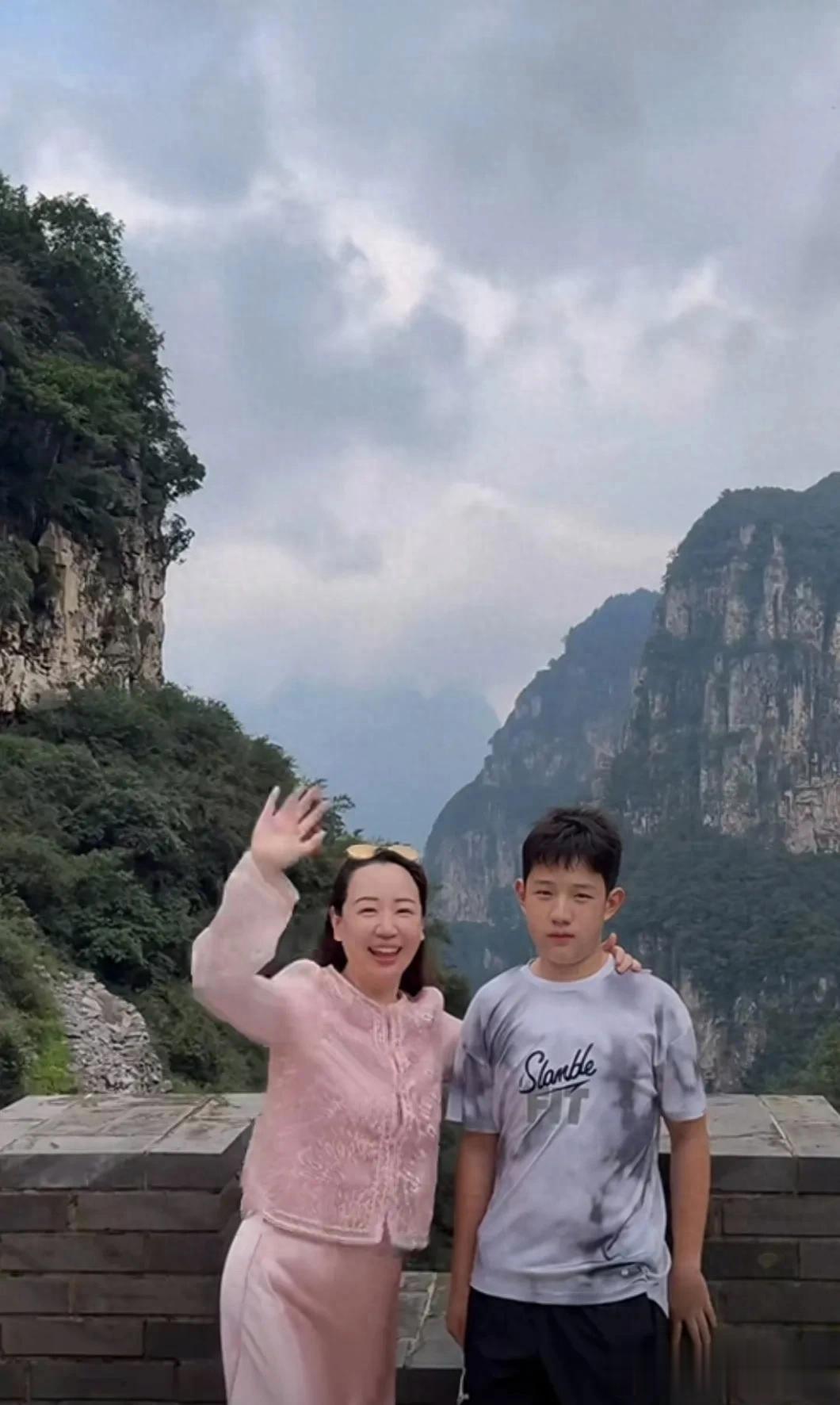 关凌晒和儿子旅游合影，儿子高挑帅气已经比她高出半个头了！