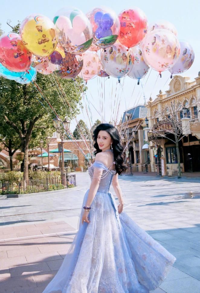 44岁张萌晒最新写真大片，逛迪士尼可盐可甜，颜值在线超有女人味