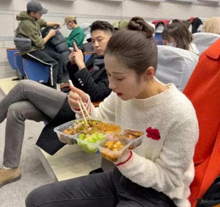 春晚幕后伙食曝光，明星彩排也吃盒饭，湖北春晚有热汤获好评