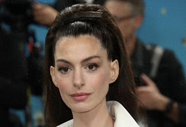 安妮·海瑟薇街头亮相：冻龄容颜引发整形猜测