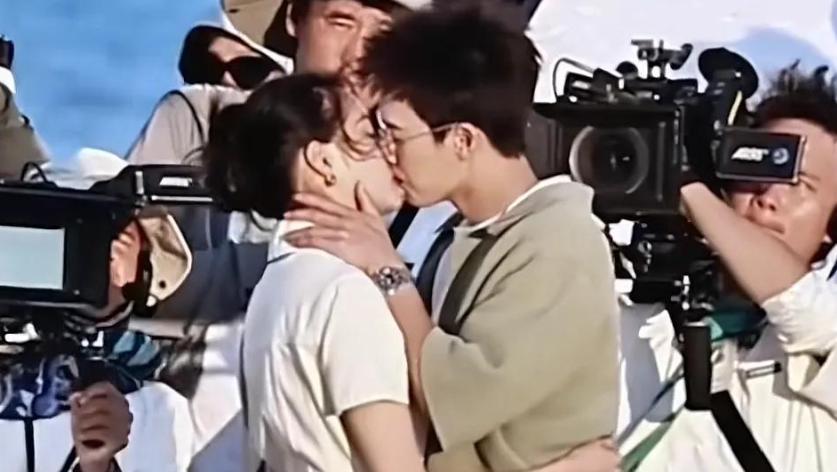 破镜难圆?鹿晗一句\老婆好\暴露恋情现状，八年感情结果一目了然