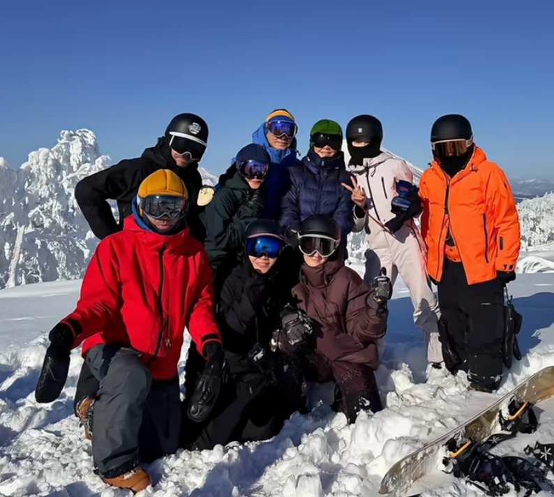 王菲刘嘉玲闺蜜同框，跟刘嘉玲夫妇日本滑雪，端咖啡坐梁朝伟旁边
