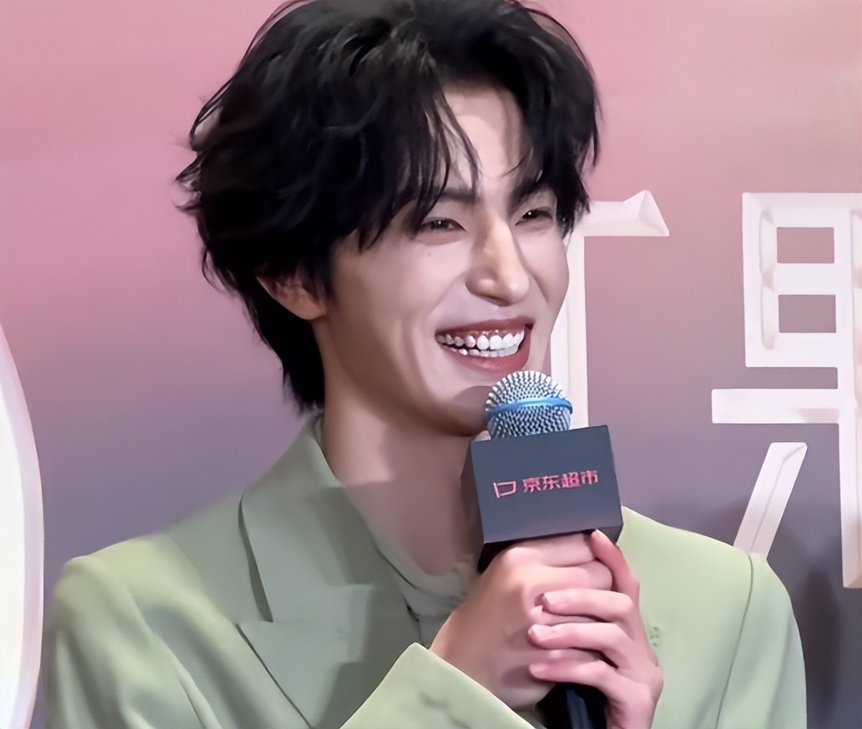 短剧红毯成“见光死”现场，没了美颜和修图，遍地普男普女