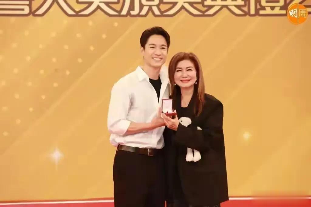 TVB视帝视后获颁大台杰出员工奖，59岁女主持后悔曾离巢两年