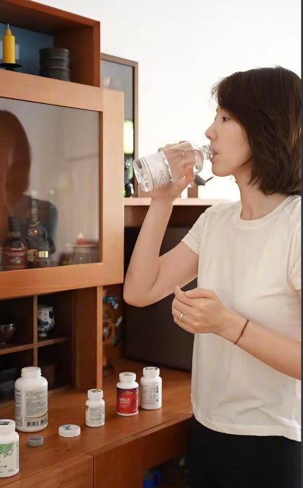 央视42岁王冠上海豪宅曝光，三层别墅带俩院子，新婚一年生活滋润