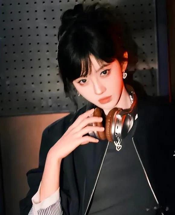 鞠婧祎烟熏妆容出镜,魅惑又复古,又美又飒!