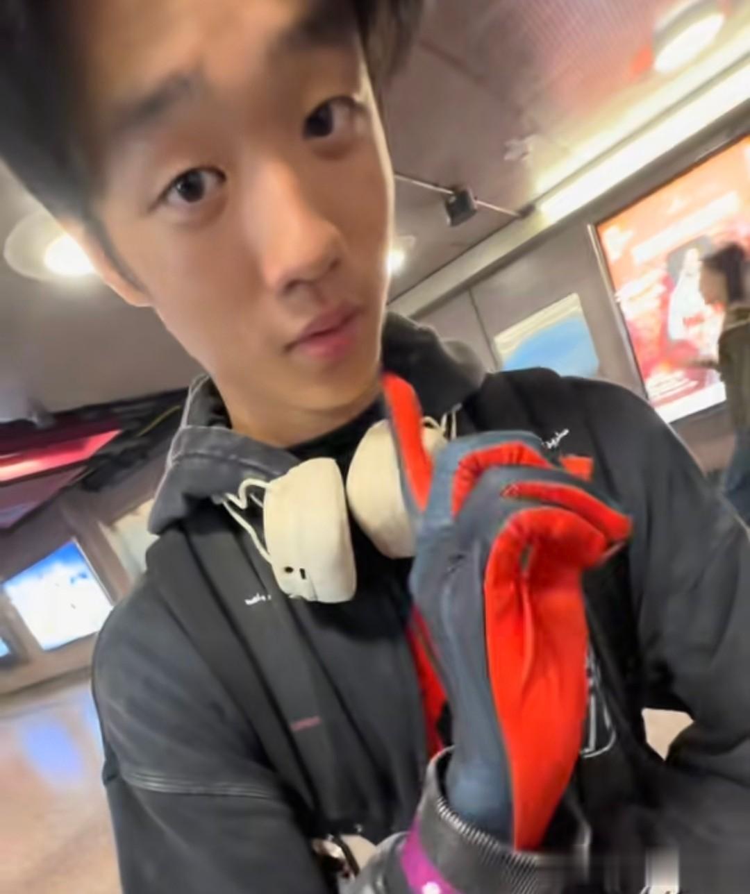 杨威儿子和吴镇宇儿子聚会,15岁杨阳洋好显老,费曼像“社会人”