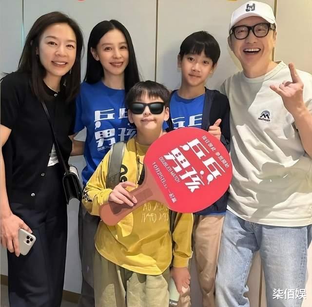 庾澄庆接爱女放学,他隔着栅栏踮着脚拼命找女儿,7岁儿子罕露面