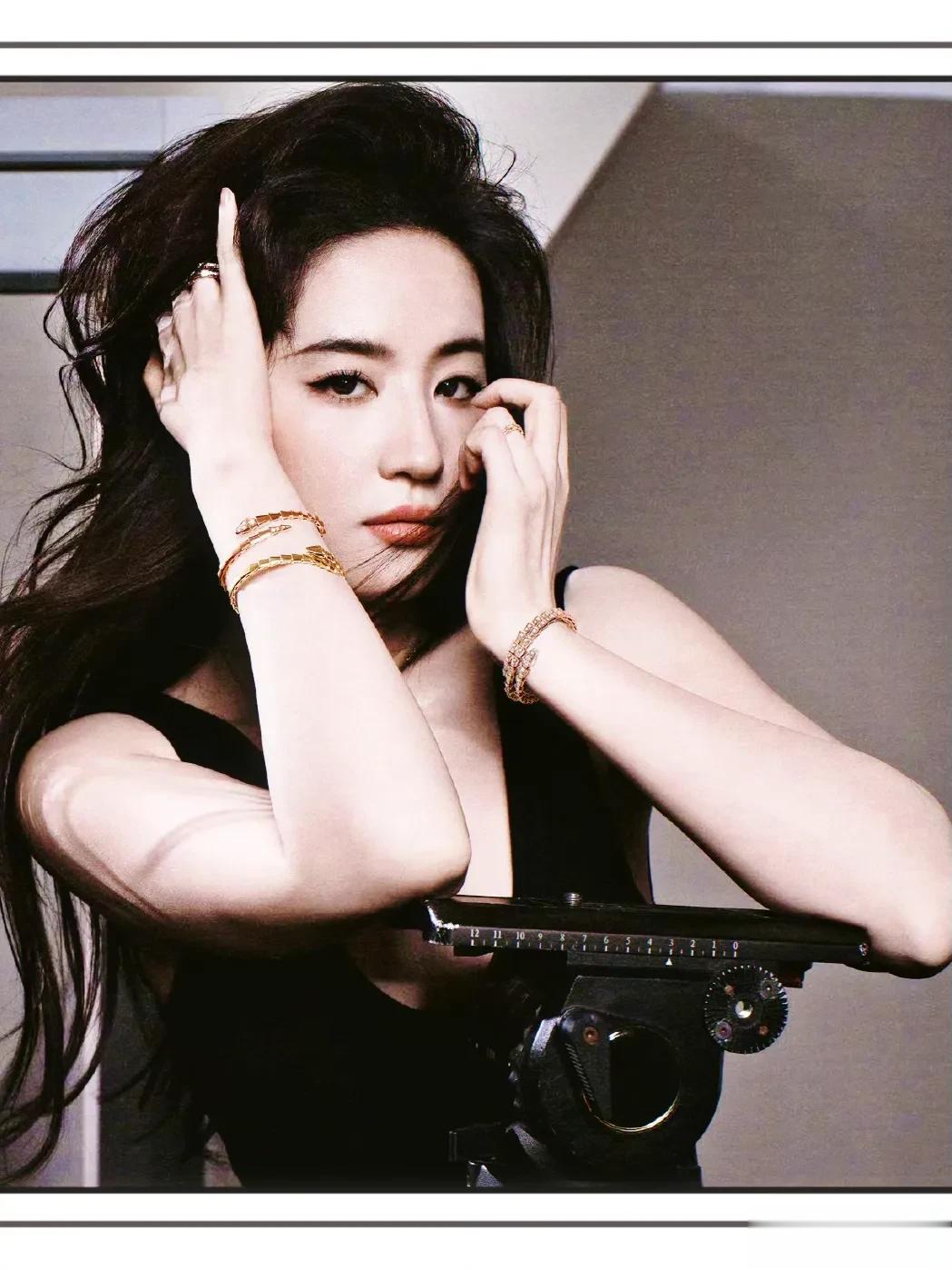 刘亦菲现身阿布扎比观看F1大奖赛，梳高马尾，穿短裙，又美又飒！