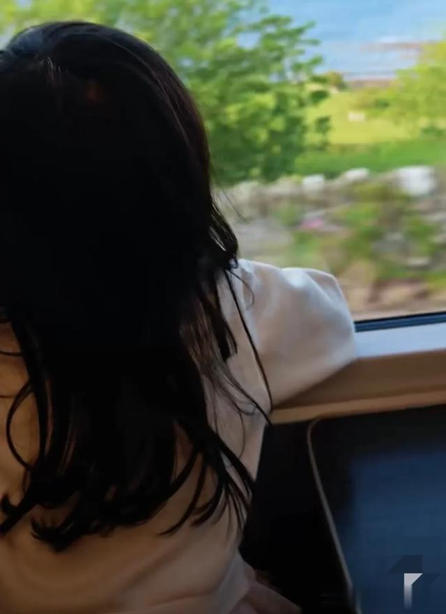 唐艺昕坐4小时火车游英国,5岁女儿长发到腰部,高鼻梁很像张若昀