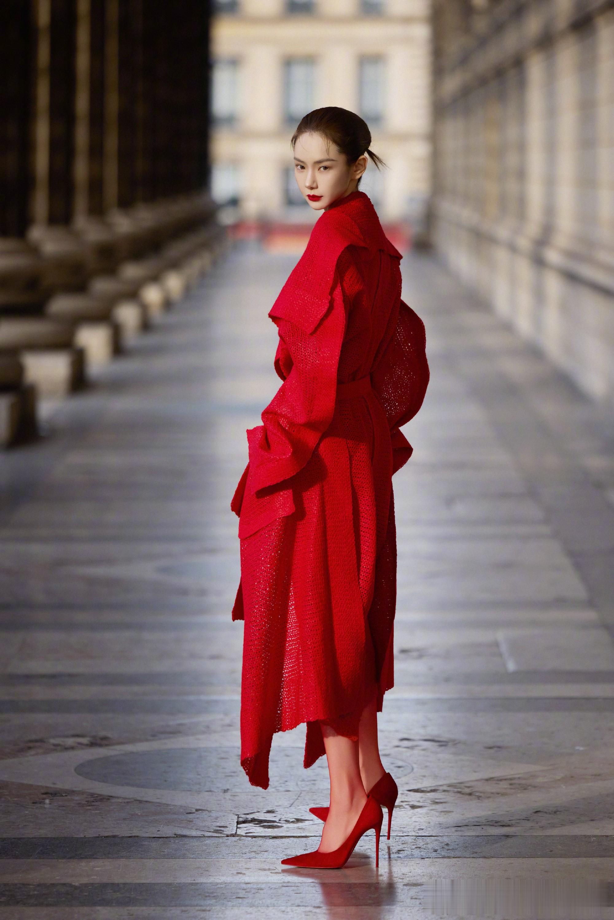 戚薇巴黎街头红装飒气，针织大衣演绎时尚先锋魅力