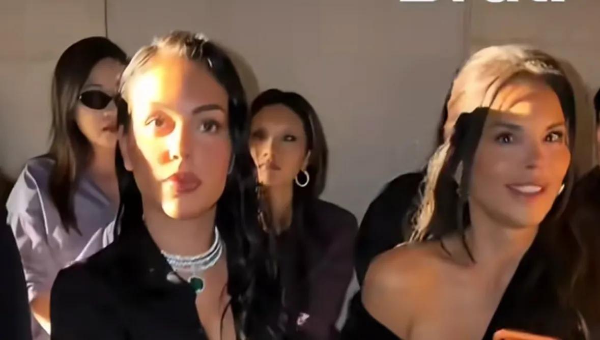 44岁梅根巴黎看秀！被媒体冷落显尴尬，穿搭效仿凯特王妃，很出圈