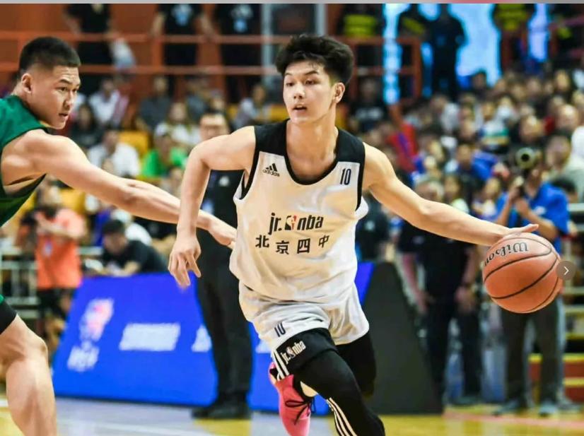 王艳晒19岁儿子近照!球球身高180CM有8块腹肌,长得像妈颜值逆袭