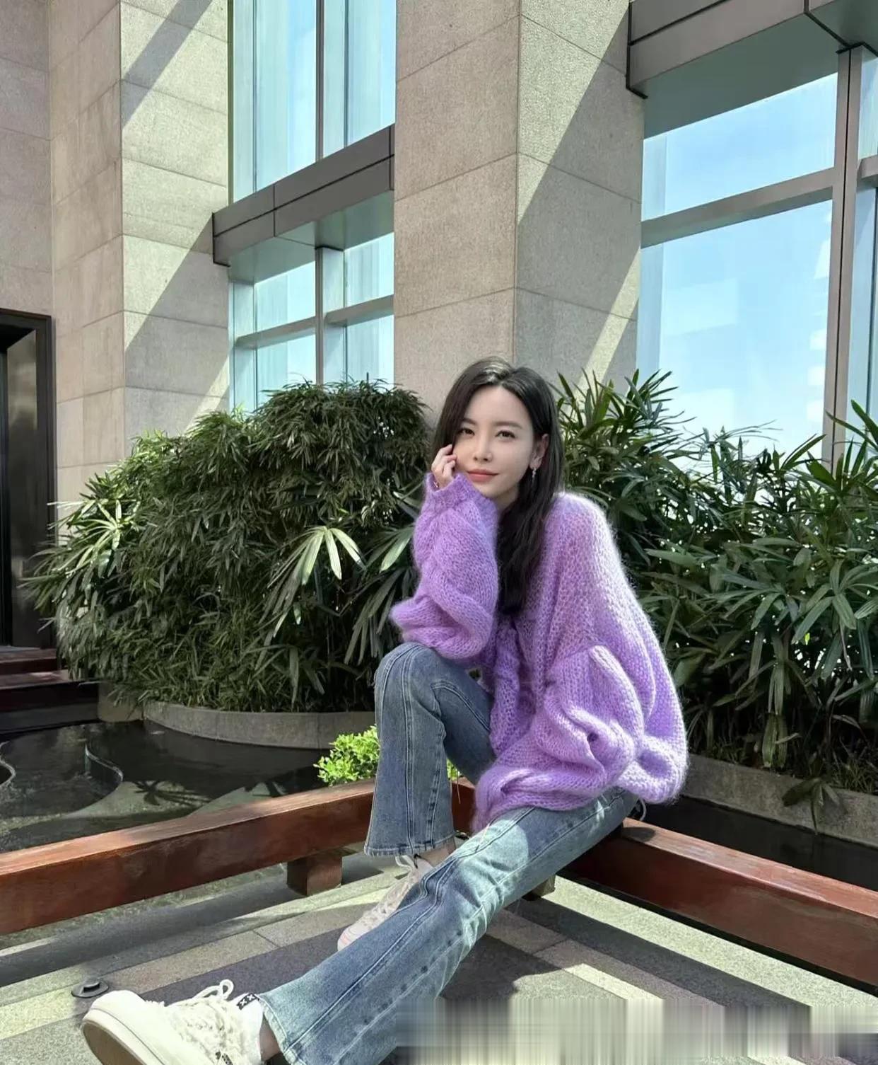 于文文私服穿搭真时髦！紫色毛衣+牛仔裤+小白鞋，减龄又高级！