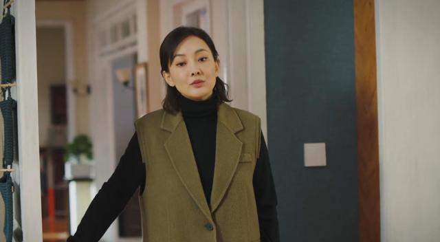 全程龇牙咧嘴，说话张不开嘴，影后牛莉也带不动这个拖油瓶！