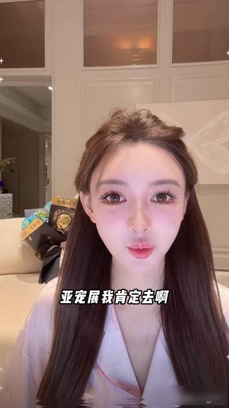 叶珂直播翻红后现身上海,162cm真身引热议,黄晓明钱够花吗?