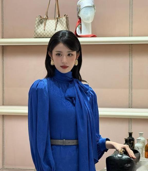 王楚然本人脸很小，五官好看极了气质很成熟，不像26岁的青年！