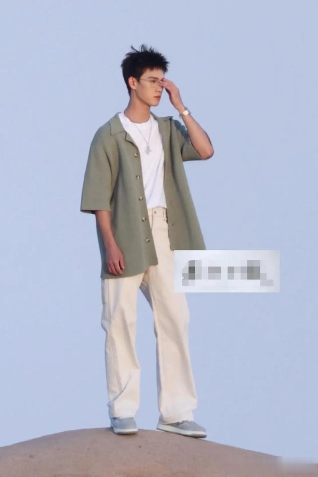 关晓彤李昀锐《耀眼》最新路透, 踮脚吻也太甜了吧! 俊男靓女好养眼