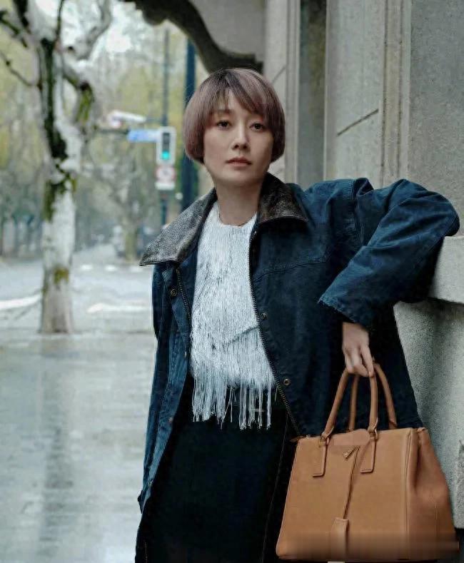 马伊琍新剪了短发气质大变！穿宽松外套+半身裙，时髦洋气又高级
