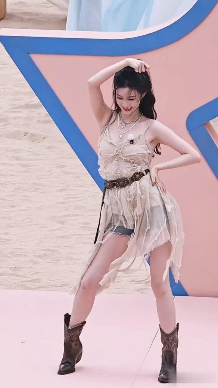 王楚然敦煌腰炸场！23秒即兴舞破1.7亿播放，网友：神级腰精