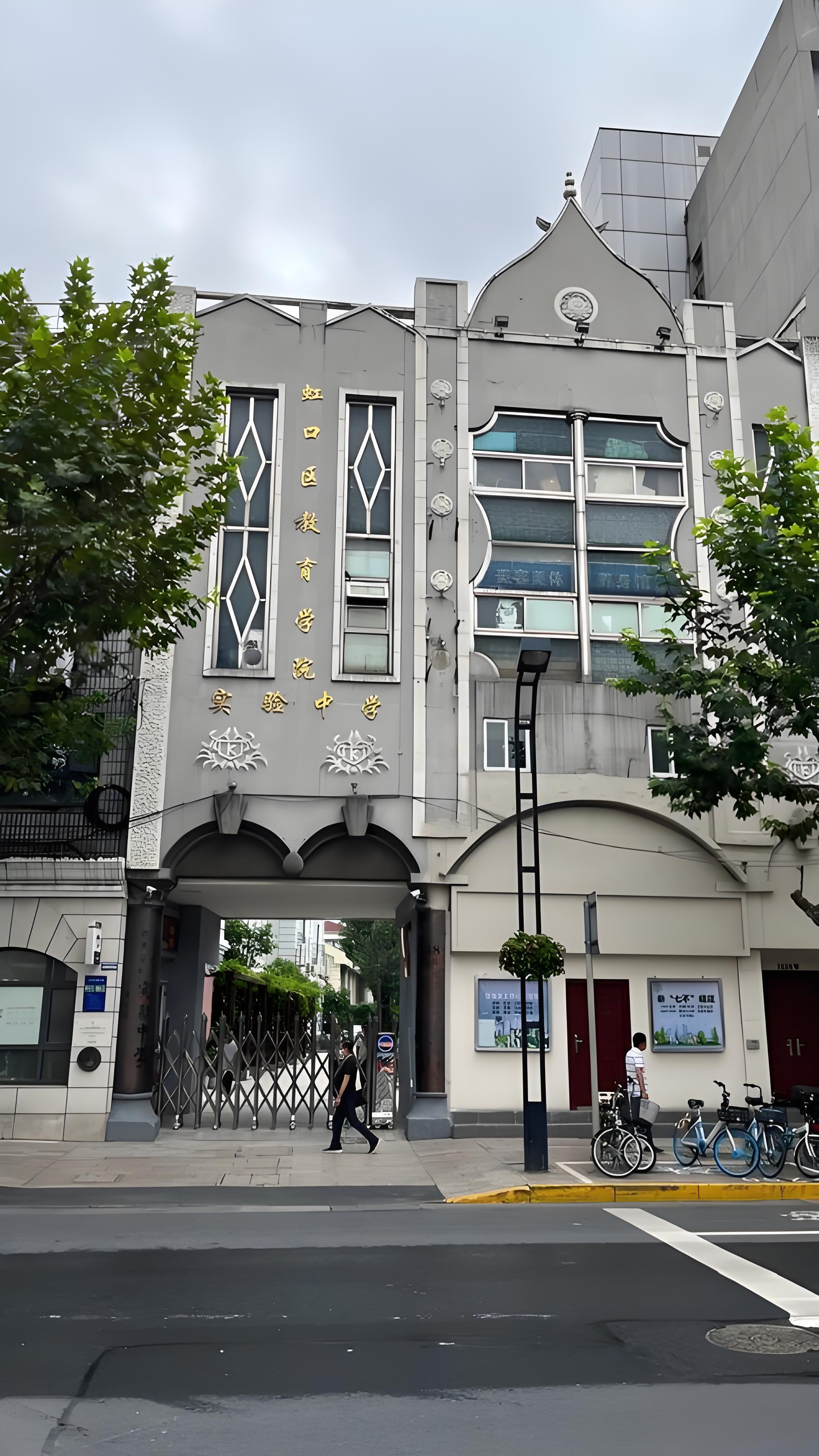 女星秦文：是秦怡的胞妹，没与姐姐反目，曾反对女儿与汪嘉伟离婚