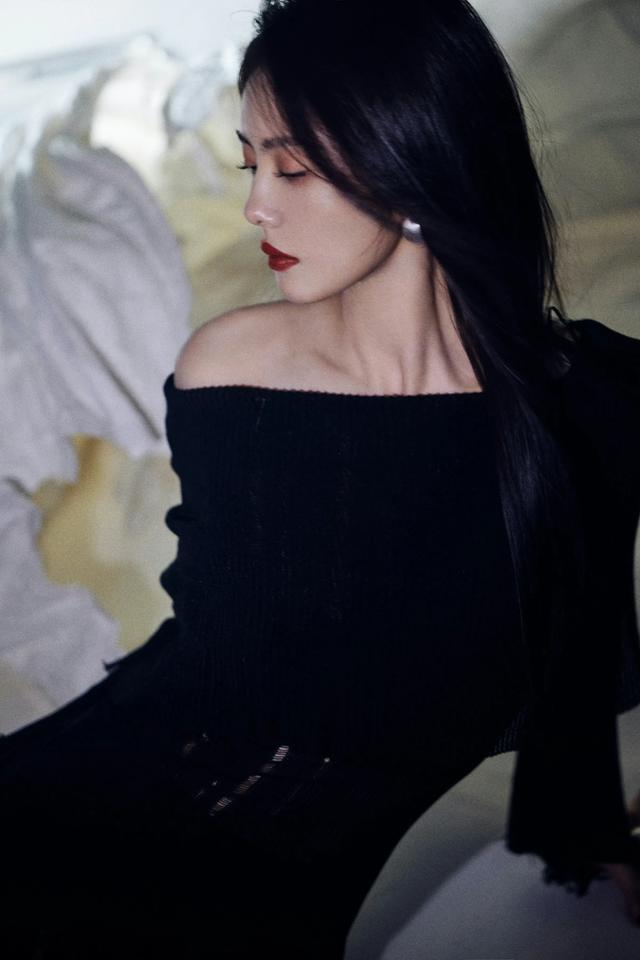 蔡文静红唇黑裙，明艳优雅