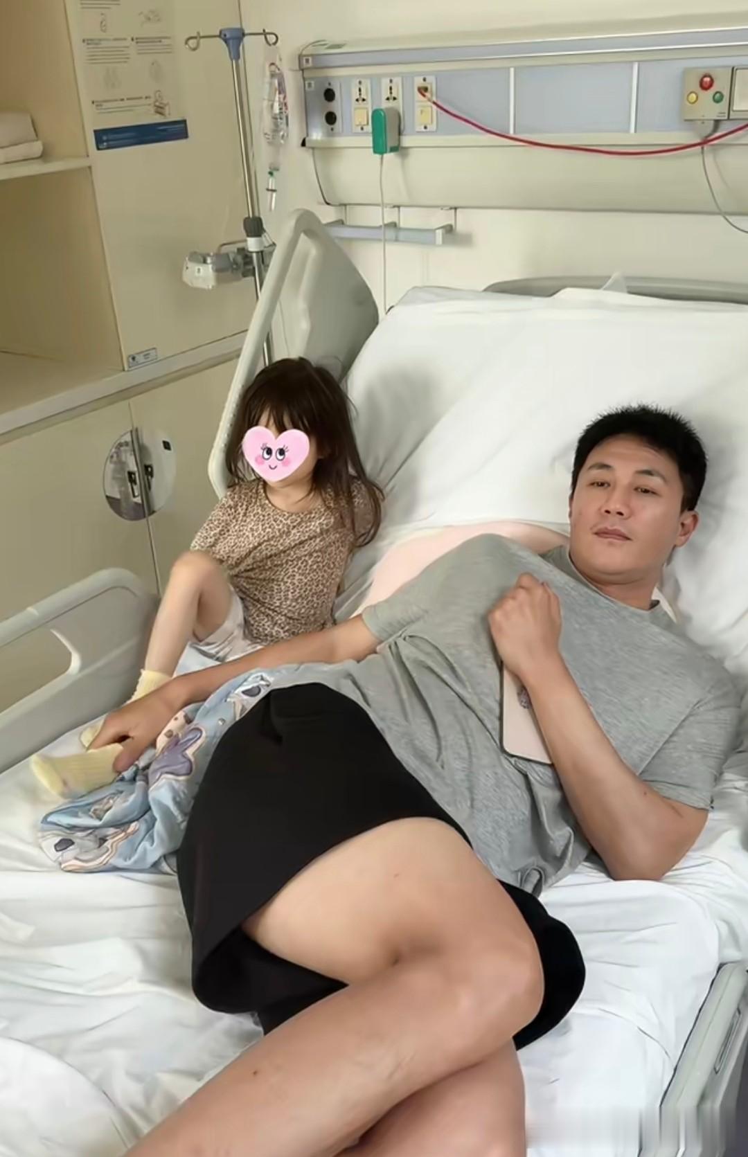 王灿4岁女儿生病住院,杜淳穿大裤衩躺病床上陪护,毫无明星形象
