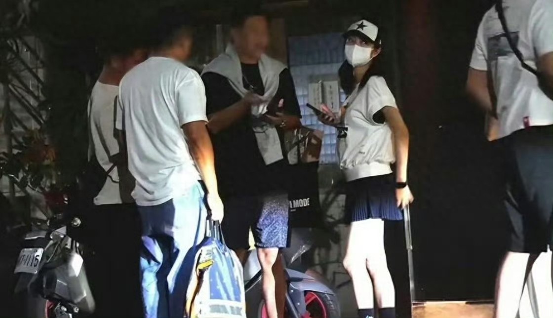 “落魄千金”安以轩被曝:带娃看病后与三男友人嗨玩到凌晨