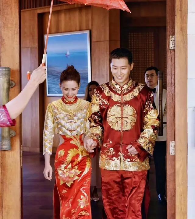 窦骁要当爸了？何超莲宽松造型引发怀孕猜测，家庭聚会细节曝光！