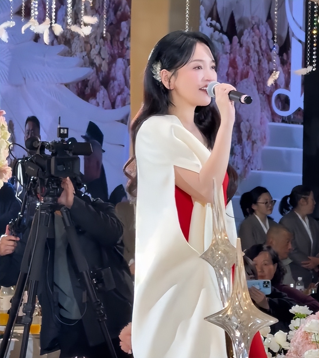 42岁金莎商演心酸现场！唱3首歌拿35万，宾客埋头吃席没人理