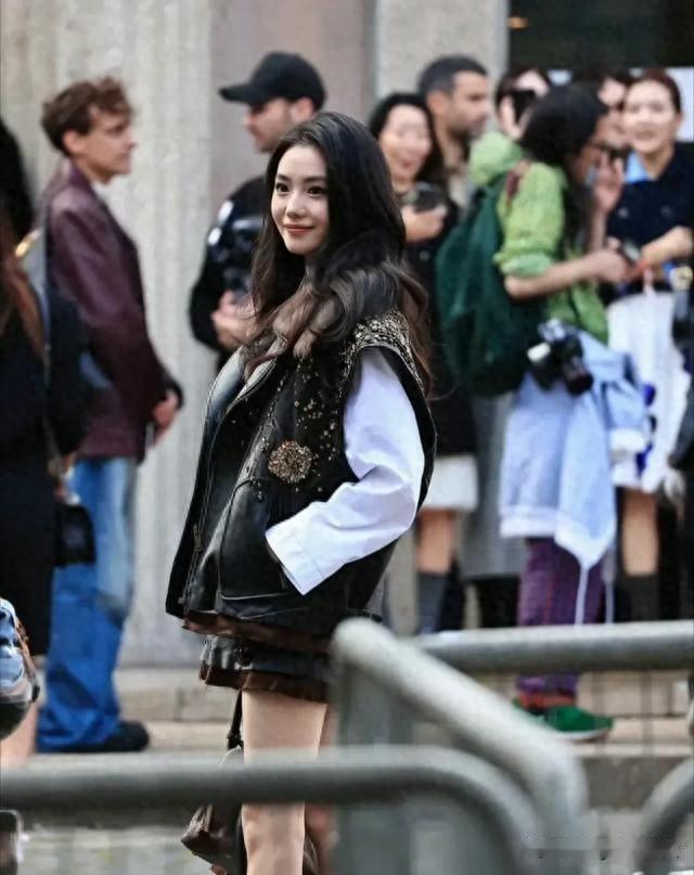 谁说年轻就一定赢？25岁刘浩存巴黎秀场，气场完全压制张元英