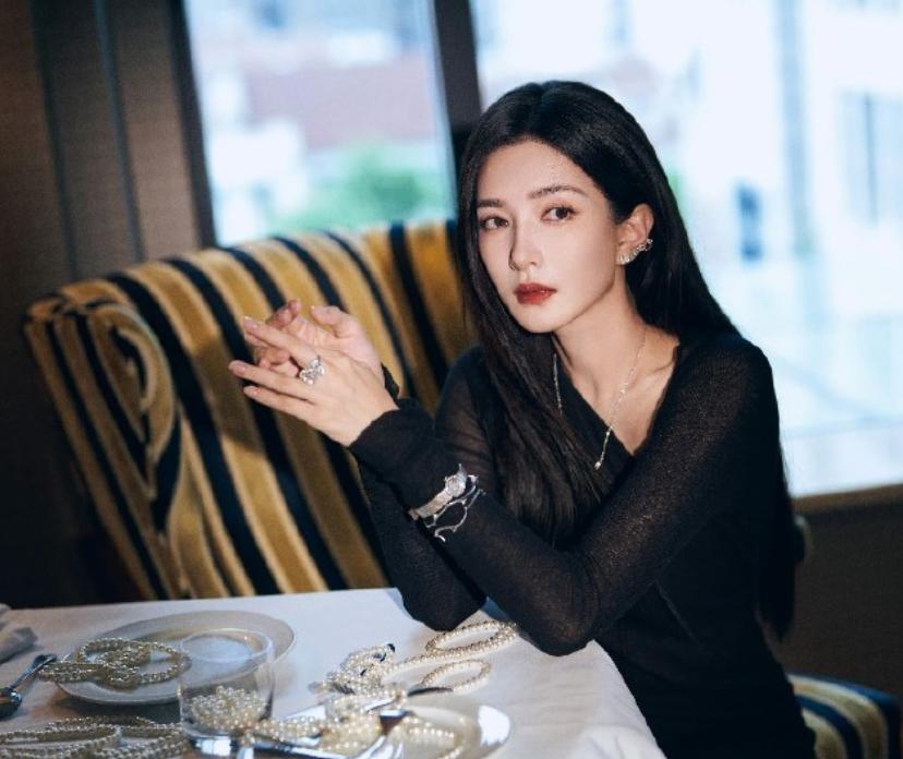 “私生子事件”仅6月，江疏影近照令人意外，原来王传君是这意思