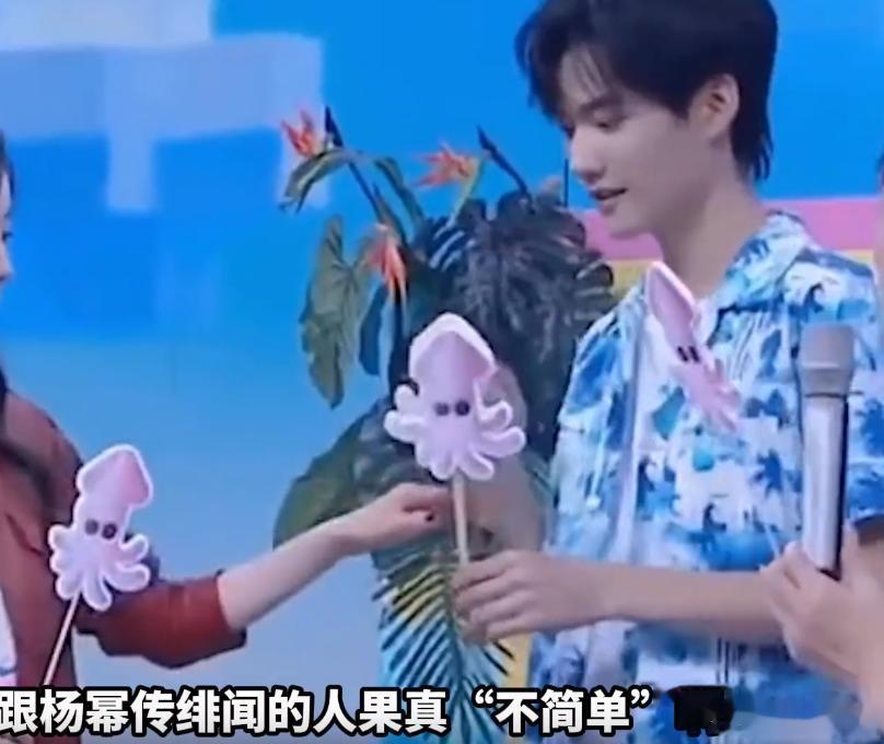 周柯宇成魏大勋2.0！狗仔曝热播剧姐弟恋真谈了，关键在游戏双排