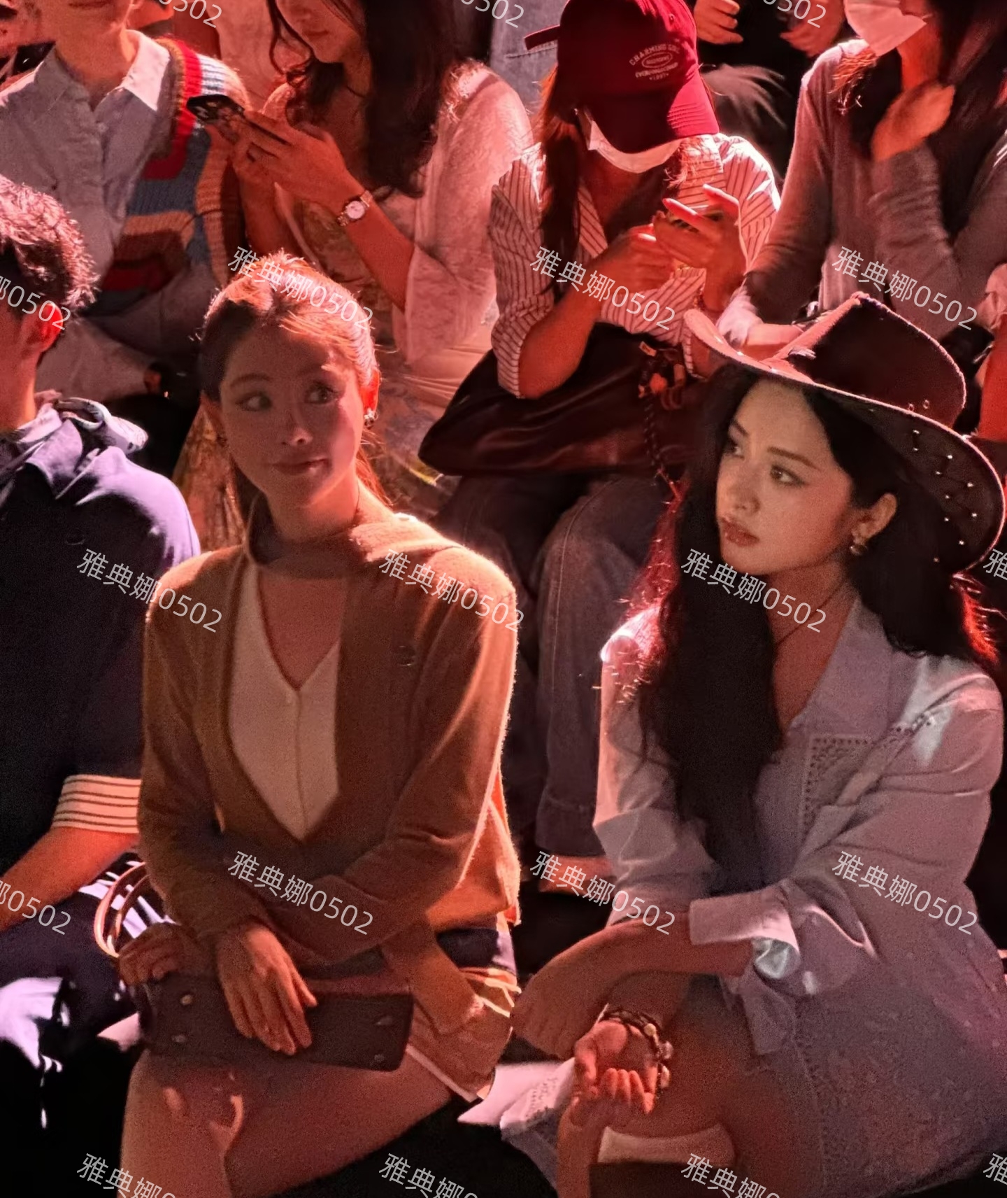 上海时装周见到沈月，她长了一张初恋脸又纯又美，小小一只很可爱