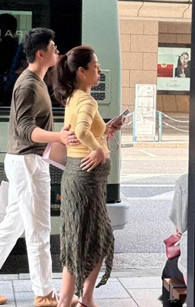 32岁杨采钰晒近照,穿吊带裙秀雪白肌肤,状态毫无孕相痕迹