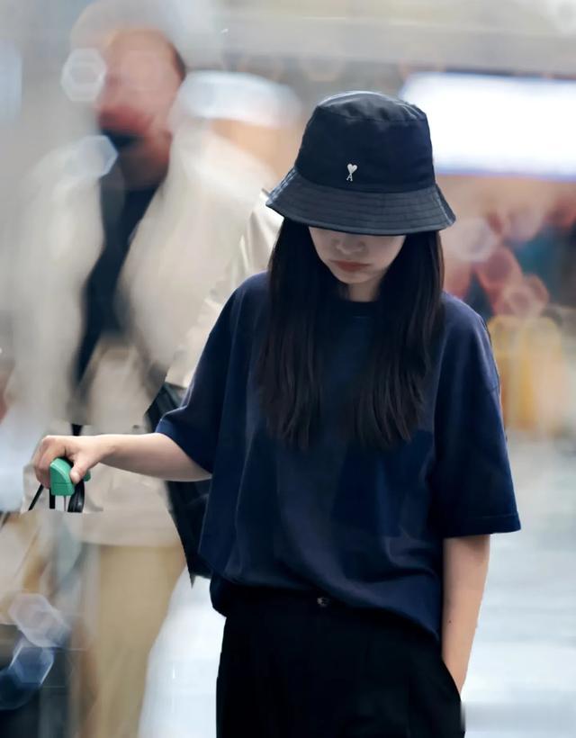 李沁奥斯陆机场回国抵达北京路透,渔夫帽搭配阔腿裤,休闲大方