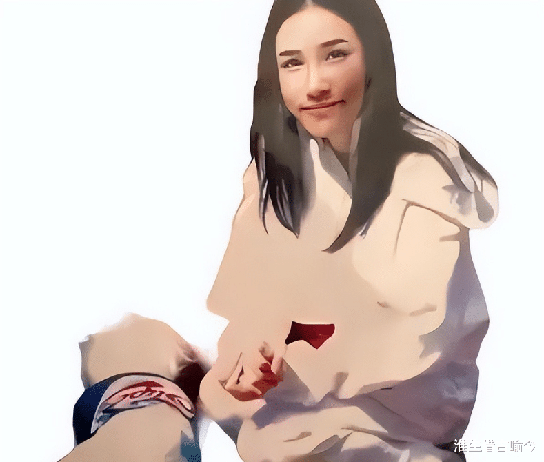 泰王新宠巴帕颂整容脸明显，抱着玛哈爱犬出宫，苏提达都斗不过她