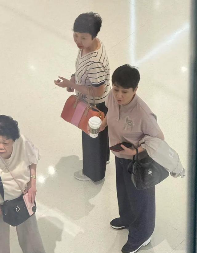 赌王四太背爱马仕包逛街，她步伐轻快，何超盈的保姆珍姐在她身边