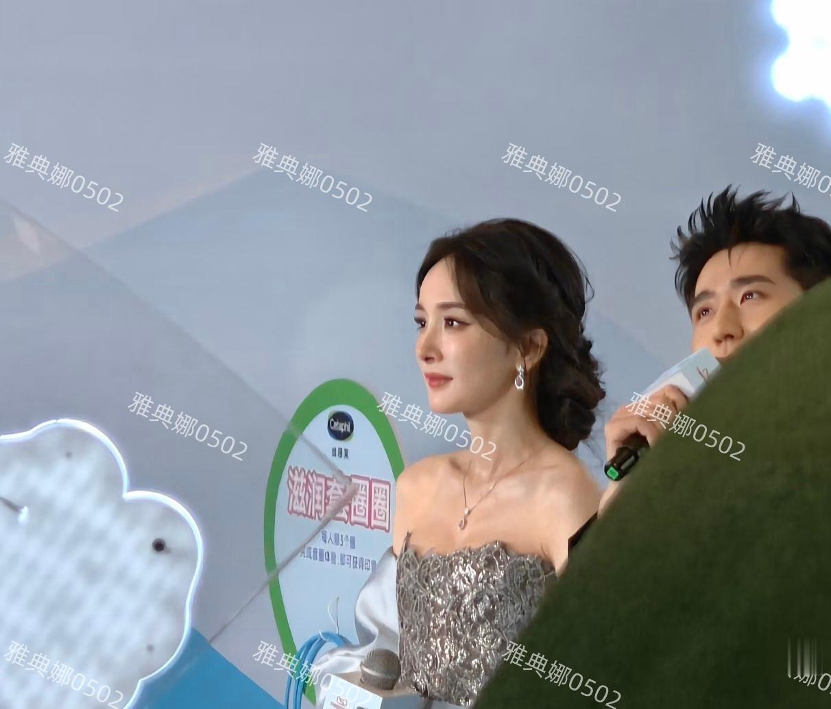 上海环球港见到杨幂身材挺好体态欠佳颜值也没有网上夸的那么漂亮