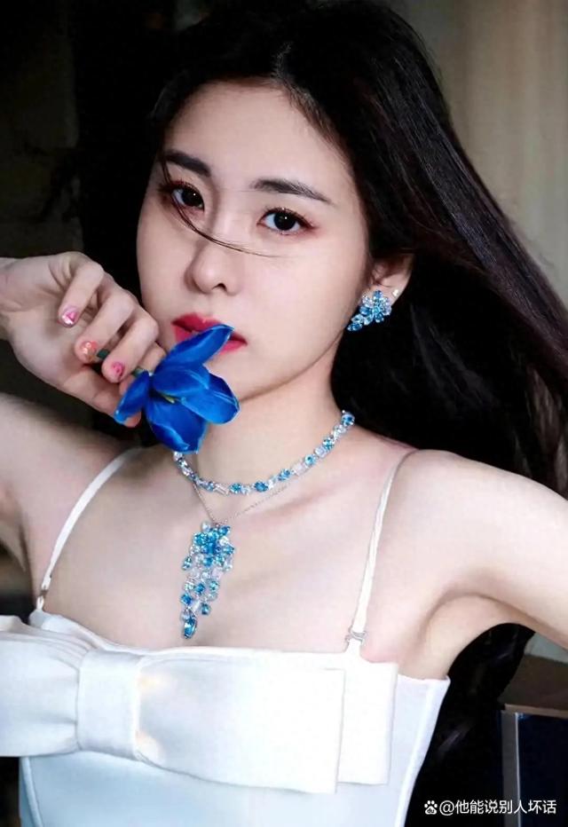 张碧晨身穿拖地长裙尽显优雅