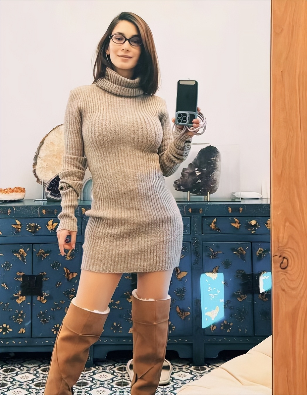 卢靖姗晒近照，产后一个月恢复如初，身材纤瘦超级辣