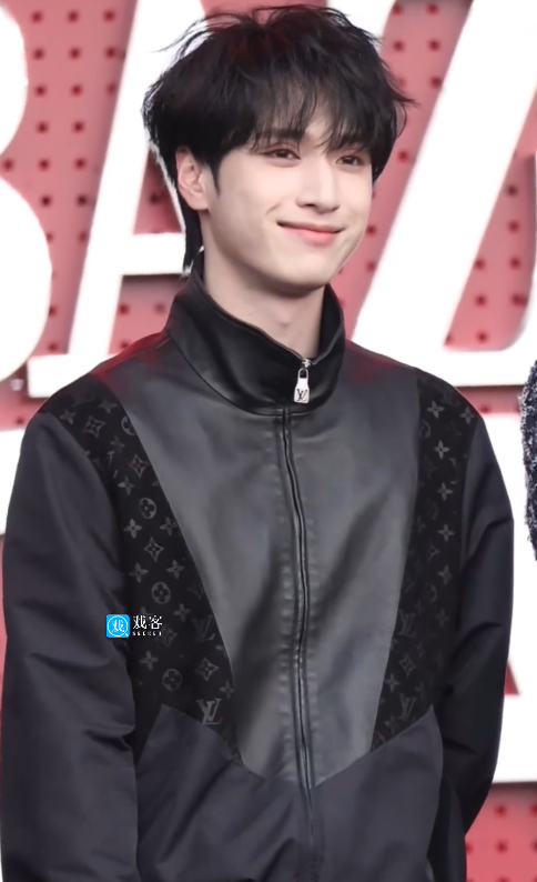 芭莎之夜，大深V的戚薇和李一桐，败给了穿高叉裙的古力娜扎