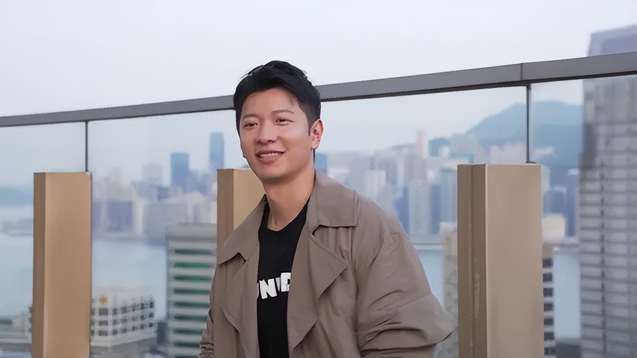 前TVB男星北上拍剧被贬低，高情商回应娶圈外富婆太太被批吃软饭