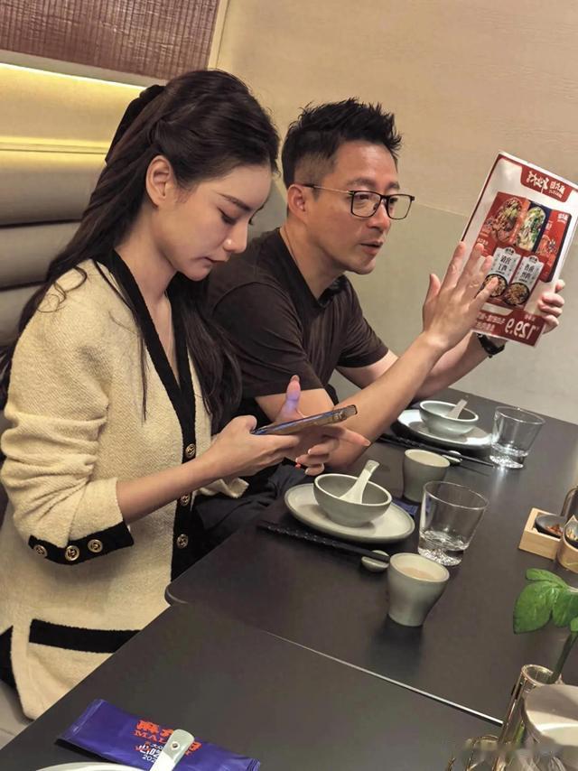 汪小菲坐高铁谈业务，一个人拖行李箱，休息室大口喝水，累的不轻